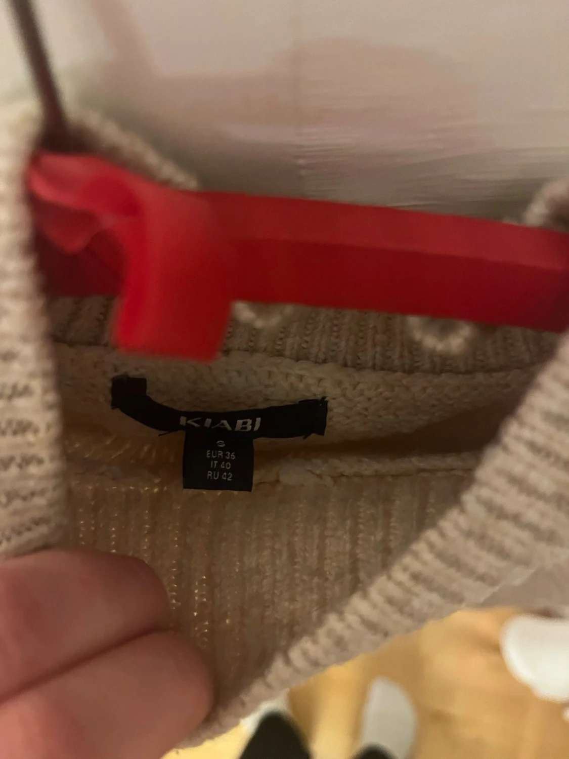 Beige stickad tröja med mönster - 2