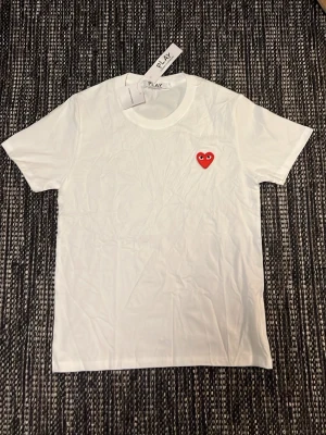 Comme des garçon T-shirt  - Säljer nu min helt nya comme des garcon T-shirt. Inga fläckar eller skador på den🌟den ser lite skrynklig ut på bilden men det är ingen fara den har bara legat undan ett tag. Bara du stryker den så går de bra! 