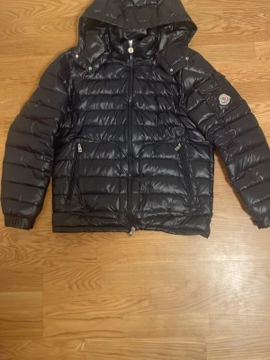 Moncler Maya - Jag säljer min Moncler jacka. Den är i helt ny skick och den är helt ny. Om du är intresserad så är det bara att höra av sig.