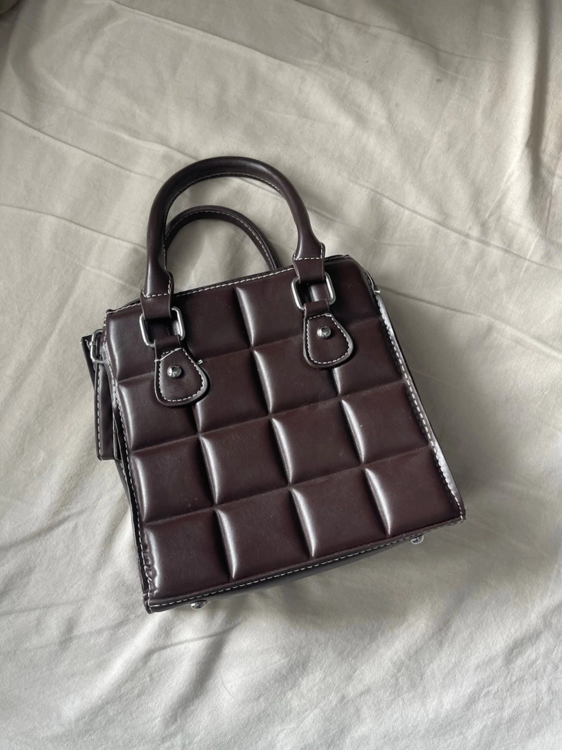 Brun quiltad handväska med axelrem