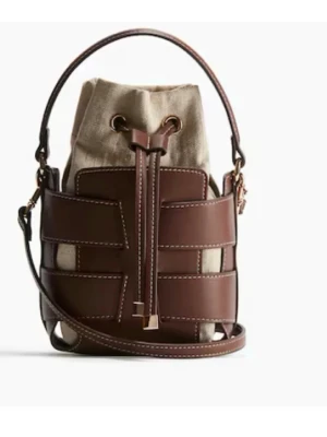 Hm väska brun  - Säljer min super fina H&M väska,fortande super bra form på väskan inga problem med den,tappade intresse  för den, pris kan diskuteras och även sänkas,skriv innan man klickar på köp. Är ej 100% på att vilja sälja den💕