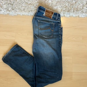 Jacob Cohen jeans - Jacob cohen jeans med snygga slitningar i bra skick i storlek w33/33. 🚨OBS🚨Vid minsta lilla fråga är det bara skriva svarar snabbt även går det att sänka pris vid en snabb affär🫡
