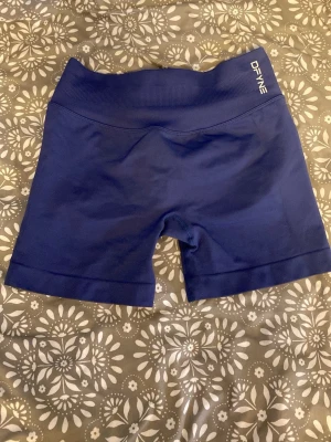 Dfyne impact shorts - Snygga blå seamless shorts från DFYNE med låg och tight passform. Perfekta för träning eller gymmet. Mjukt och stretchigt material som sitter skönt på kroppen. Inga defekter. Skriv för fler frågor🤍