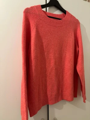 Korallfärgad stickad tröja - Extremt gullig korallfärgad stickad tröja som aldrig är använd. Stretch material och väldigt mjuk och skönt tyg. Passar nästa alla storlekar.