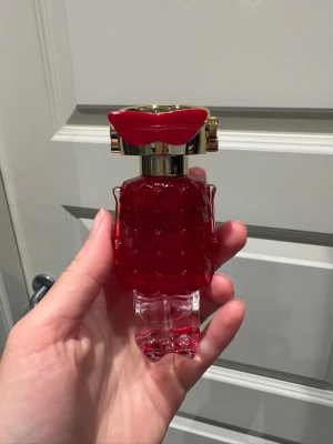Rabanne Fame in love - God doft i en supersöt flaska. Den är på 30 ml. Har endast testat ca 2-3 spray. Säljes då jag har för mycket parfymer och måste tyvärr sälja av lite. 
