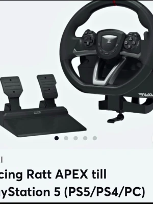 Hori Racing Ratt APEX PS5/PS4/PC - Säljer en svart Hori Racing Ratt APEX med pedaler, kompatibel med PlayStation 5, PlayStation 4 och PC. Ratten har en sportig design med gummiklädd yta för bra grepp och tydliga PlayStation-knappar. Pedalerna är robusta och ger realistisk racingkänsla.