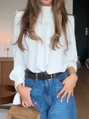 Vit blus med knytband vid ärmslut - Vit blus från HM! Köpt i nyc och endast använd 2 ggr. Strl S