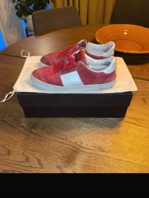 Röda Valentino Flycrew Skor 41-42 - Snygga flycrews i ett ok skick! Lagning i hälens innersula men inte värsta grejen, Storlek 41, dustbag medföljer. Passar 42