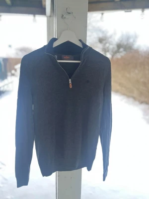 Morris Stockholm Half Zip – 100% Merinoull (Strl S) - Stockholm. Mycket mjuk och i fint skick förutom tre små lagningar på undersidan av underarmen. Dessa är diskreta och syns knappt vid användning då de sitter på armens undersida. • Storlek: S • Material: 100% Merinoull • Skick: super bra skick ( bara lagningarna som försämrar, annars perfekt skick)  