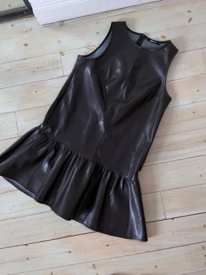 Skinn klänning från Gina tricot! - Jättefin brun skinn klänning från Gina! Med dragkedja i ryggen! Endast använd fåtal gånger! 