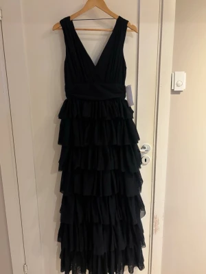 Balklänning / Volangklänning - Långklänning/ balklänning med volanger i storlek 36🖤Den är helt ny och har alla lappar kvar på sig.