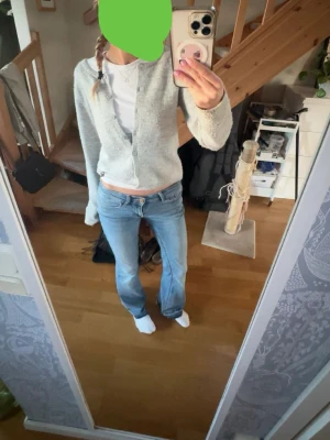 Lågmidjade bootcut jeans  - Blå lågmidjade bootcut jeans. Har sytt ner dom själv så dom är väldigt lpgmidjade men super snyggt. Jag är 1.63. Storlek xs
