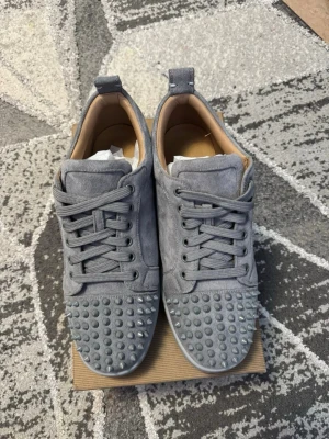 Loubs gråa med spikar - Säljer mina Loubs har tagit hand om dom jätte bra och har inte gått en centimeter utomhus med dom. Dom e i prima skicka och säljer dom väldigt billigt bara för att dom då är secondhand.