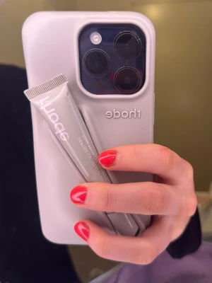 Rhode mobilskal - Såå snyggt mobilskal från Rhode! Läppglanset ingår, aldrig använt det. Tryck gärna på köp nu😇 för iPhone 13/14 och 15 pro❣️