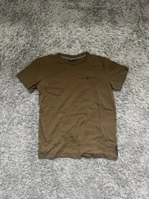 Brun t-shirt från Sail Racing - Snygg brun t-shirt från Sail Racing med diskret logga på bröstet i storlek S som säljs för 150kr!