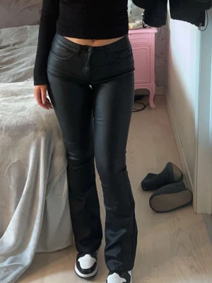 ONLY svarta skinnbyxor / coated flare – stl 32 (M) 🖤 - Säljer ett par supersnygga svarta byxor från ONLY i skinnimitation/coated material. De är använda fåtal gånger och i jättefint skick! Storlek: 32 (M)                                           Märke: ONLY  Modell: Bootcut/flare  Högmidjade och stretchiga – sitter så snyggt på!  Perfekta både till vardag och fest