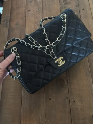 Svart Chanel Classic Flap handväska - Det är en dupe i fint skick 