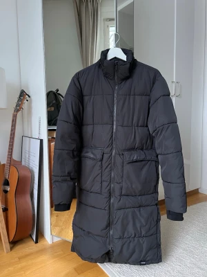 Svart lång jacka från Tretorn - There is some stains in the last picture (haven’t tried to wash) 