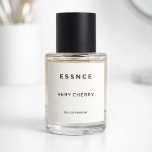 ESSNCE ”VERY CHERRY” – 50ml  – LÄS HELA ANNONSEN! - En ESSNCE ”VERY CHERRY” parfym som är en djup, sensuell & beroendeframkallande körsbärsdoft. Öppnar med körsbär, bittermandel & likör, övergår i ett rikt hjärta av körsbär, plommon, turkisk ros & jasmin, & avrundas med en varm, kryddig bas av vanilj, tonkaböna, kanel & tränoter. Ca 30/50ml kvar (lite mindre än halva). Intensiv, lyxig & förförisk! FÖRST TILL KVARN! SISTA CHANSEN!