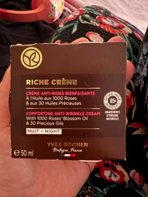 Yves Rocher Riche Crème nattkräm 2 stycken NYA! - Lyxig nattkräm från Yves Rocher, Riche Crème, med olja från 1000 rosor och 30 exklusiva oljor. Förpackningen är brun med gulddetaljer och innehåller 50 ml. Krämen är framtagen för att motverka rynkor och ge näring till huden under natten. Krämerna är helt NYA och kommer i sin förpackning.
