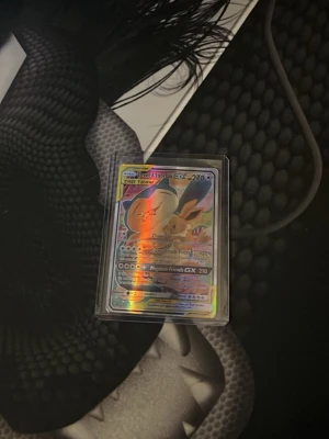 Eevee & Snorlax - Säljer ett Pokémonkort Eevee&snorlax TAG TEAM, 270 HP. Kortet är holografiskt och ligger i ett plastfodral. Perfekt för samlare eller dig som vill boosta din kortlek med en riktigt cool GX-kort.