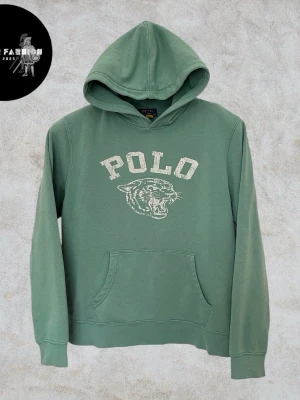 Polo Ralph Lauren hoodie - Såld! Polo Ralph Lauren Tiger hoodie, modell RL Fleece Tiger Hoodie i färgen mint grön. Hoodie med tryckt “POLO” text och tigermotiv på bröstet. Storlek XL (18–20) på etiketten men motsvarar ca S/M. Lätt urtvättad och mjukt slitage vid ärmsluten som ger en använd och karaktärfull känsla. Säsongsmodell som är svår att hitta idag. Hör av dig för mått! ~ Butikspris cirka 1 400–2 600 kr | Vårt pris 799kr. Alla följare får rabatt – följ!