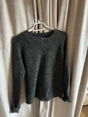 Stickad tröja från veromoda  - Säljer min gråa stickade tröja från veromoda i storlek xs 💗