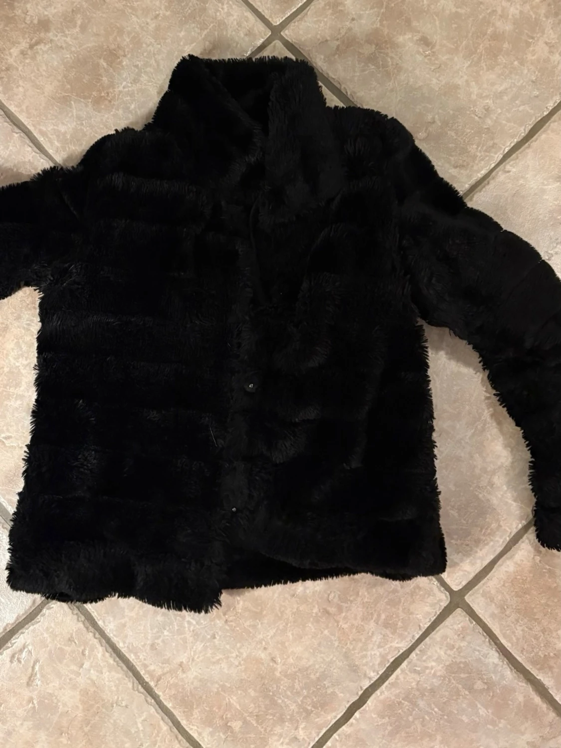 Svart fuskpälsjacka med krage