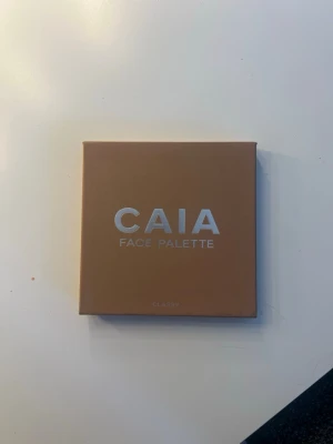 CAIA Face Palette Classy bronzer - Säljer denna face palette från CAIA eftersom min hud inte riktigt klarar av den. Har använt den få gånger så den är helt enkelt som en ny produkt som man får hem till sig! 