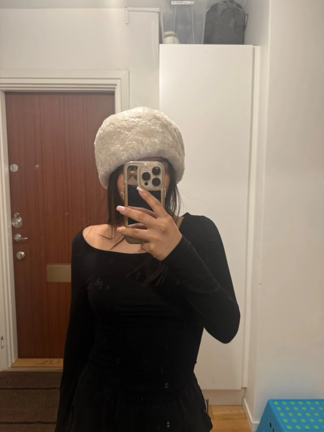 Beige fluffig pälsmössa