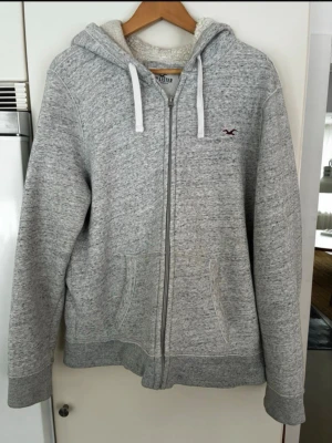 Fodrad hollister zip - Super skön , perfekt för det kalla vädret!
