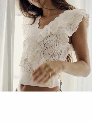 Vit spetsblus med volangdetaljer - Aldrig använt storlek S och är från Zara! Jätte fin till sommaren ❤️