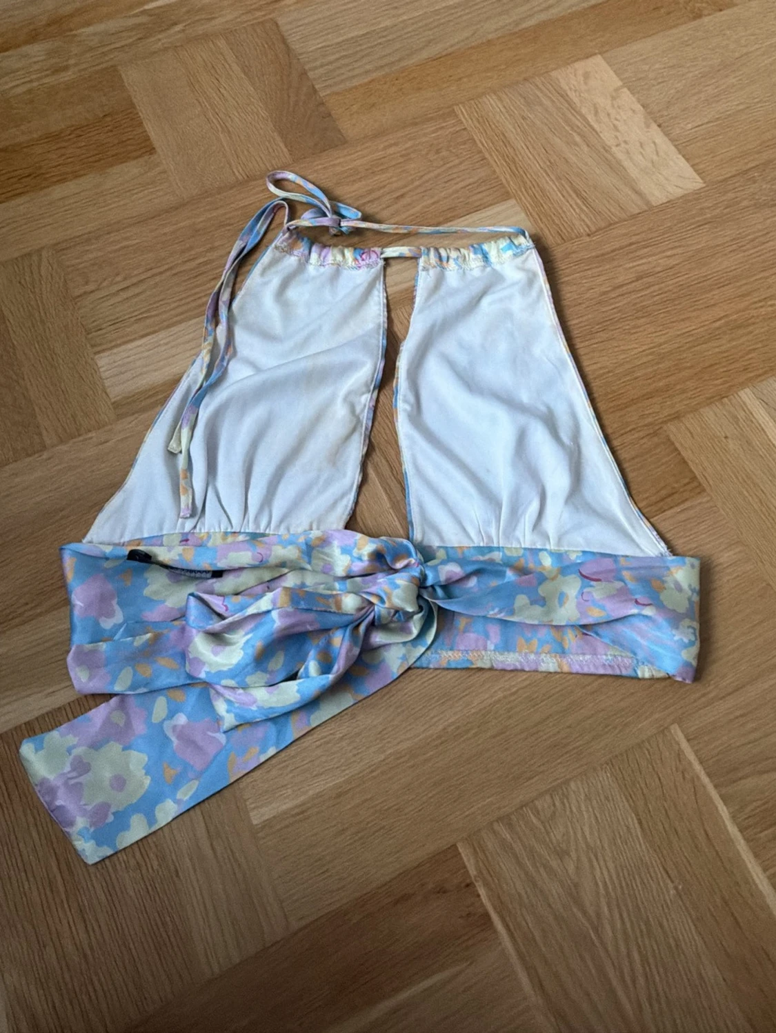 Pastellfärgad omlottopp med knyt - 1