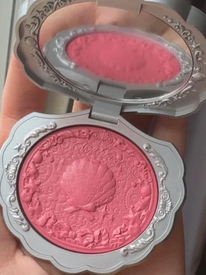 Flower Knows rouge  - Authentic official Flower Knows blush, brand new and unopened. you will receive a brand-new, unopened item. The shade is shown in both indoor and outdoor lighting.