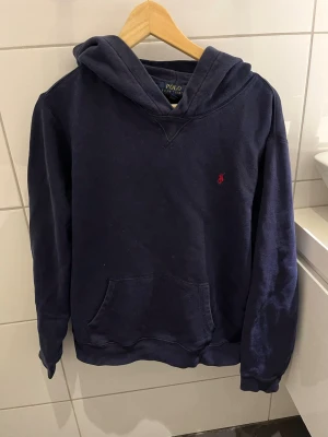 Ralph Lauren  - Säljer en Ralph Lauren zip hoodie i mycket bra skick. Tröjan är endast använd ett par gånger och har inga defekter eller slitage.   Färg: mörkblå/marinblå  Storlek: Barn XL vilket motsvarar S Passar perfekt nu och framåt mot våren, men funkar även vintertid med en bra jacka.  Nypris: ca 2100 kr Mitt pris: 599 Pris kan diskuteras 😊
