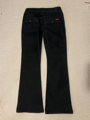 Lågmidjade bootcut jeans  - Mörkblå lågmidjade bootcut jeans från Only i storlek 36 med coola fickor på baksidan