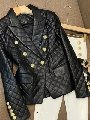 Svart quiltad kavaj med guldknappar - Stilren svart kavaj i quiltat material med dubbla rader av guldknappar framtill och på ärmarna. Klassisk krage och två fickor framtill. Snyggt fodrad och ger en lyxig känsla, perfekt för att lyfta vilken outfit som helst.