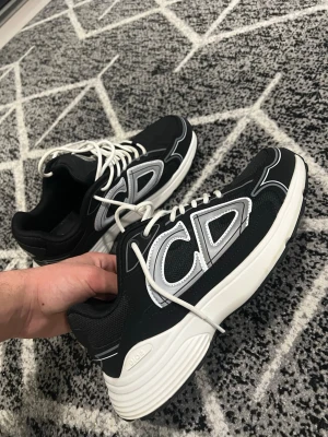 Skor B30 - Hej, säljer ett par  B30 skor, de har använts ca 2-3 gånger, Fortfarande i mycket ny skick, inget fel på dom alls. Mycket feta att bära på hör av er!