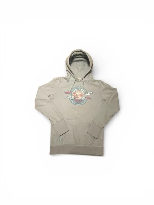 Ljusblåhoodie med tryck från superdry - En ljusblå hoodie från superdry. Bra skick och inga defekter. Storleken är orginalt S men skulle klassa den som en XS men kan nog även passa XXS, om du är osäker om den kommer passa kan jag fixa mått!