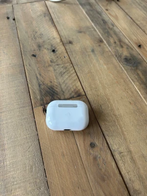 Apple AirPods Pro med laddningsetui - Hörlurarna har en stilren och kompakt design med silikonproppar och touchkontroller. Perfekta för dig som vill ha grymt ljud och smidig anslutning till din iPhone eller annan. Inte använt.