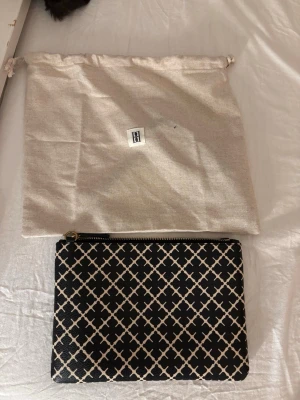 Svart kuvertväska från Nelly - TRYCK EJ PÅ KÖP DIREKT!! Kollar intresse på den här väskan andvänd 1 gång. 