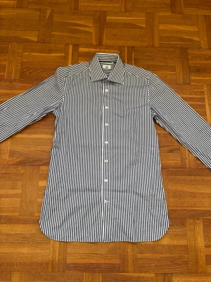 100Hands skjorta - Snygg och stilren skjorta från exklusiva 100Hands. Modellen heter Striped Cut Away Cotton Shirt Navy och kostar 2999 kr. Kolla bild för storlek. Har knappt använts och håller därför grymt skick. Har inte lagt märke till några defekter eller liknande. Hör av er vid funderingar😁👍