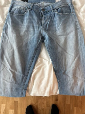 Ljusblå jeans från dondup - Säljer ett par ljusblå dondup jeans då de ej kommer till användning längre.