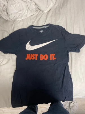 Nike tshirt - Nike t-shirt med texten ”JUST DO IT” st M