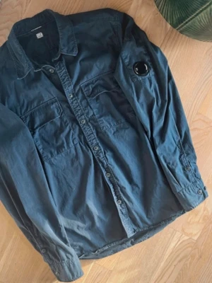 C.P. Company overshirt  - Tja! Säljer nu denna riktigt snygga overshirten från C.P company. Den är givetvis äkta och har inga defekter alls. Tveka inte på att höra av er vid minsta fråga🙌
