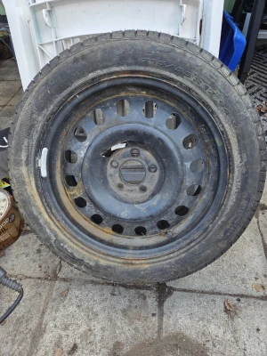 Pirelli bilhjul med stålfälg 215/55 R17 - Säljer ett oanvänt Pirelli bilhjul med stålfälg. Däckdimensionen är 215/55 R17 94V. Fälgen är svart