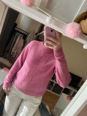 Stickad tröja  - Super mjuk å skön men kommer inte till användning längre💕  Skriv om du undrar något ☺️