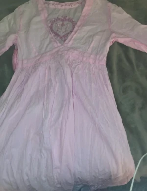 Sommar klänning  - Jätte fin klänning med broderade detaljer,men kom ej till användning. Vet ej vart ifrån men jag köpte den på secondhand.💓