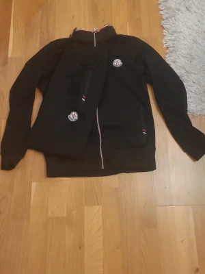 Svart dress - Snygg svart dress helt ny aldrig använt storlek S men kan sänka priset vid snabb affär!