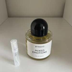 Byredo mixed emotions  - Byredo mixed emotions   2 ml → 65 kr 3 ml → 105 kr 5 ml → 165 kr 10 ml → 289 kr